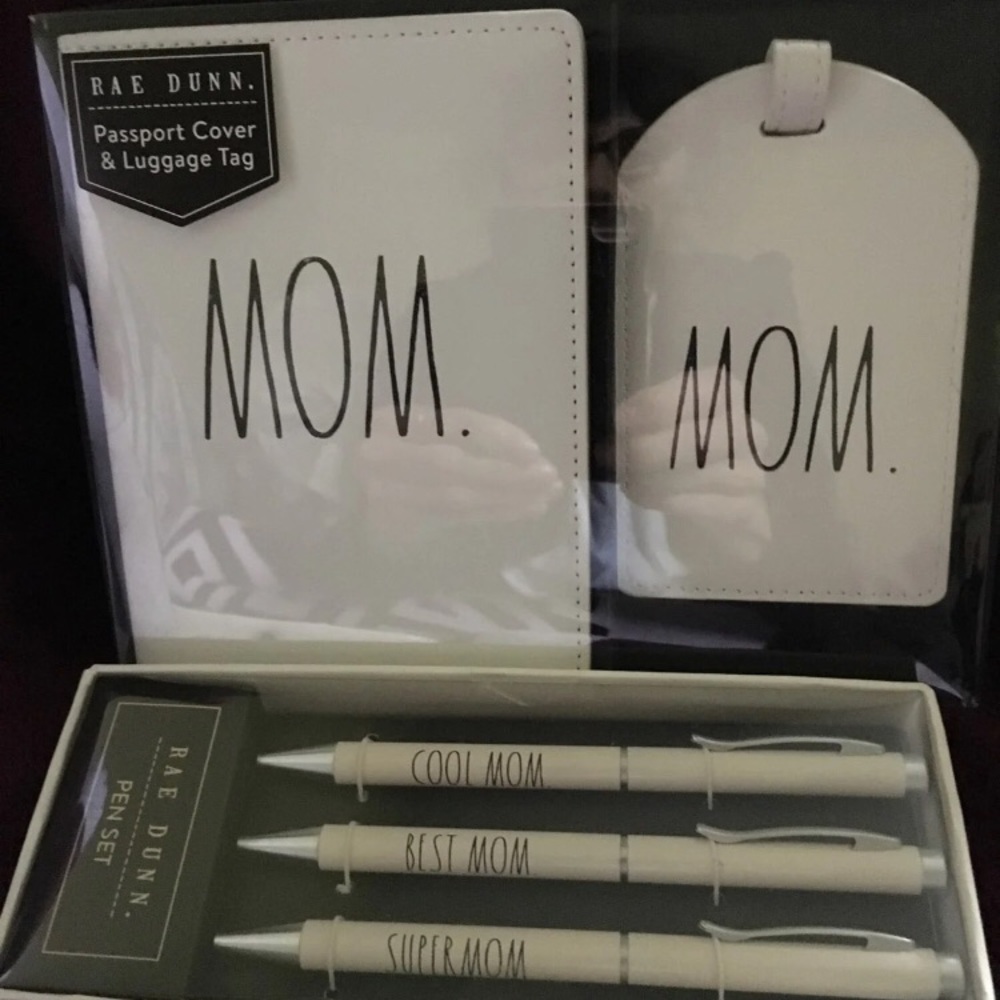 RaeDunn PASSPORT HOLDER & LUGGAGE TAG SET.